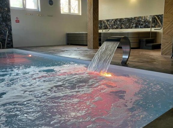 Dom Jastrzębia z basenem i jacuzzi Basen kryty?v=1.0