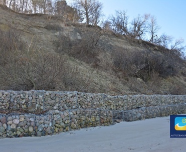  Ochronę klifu przed morzem stanowią kamienie na plaży i dnie morskim,  kt&oacute;re zwieziono w okresie międzywojennym, w celu umocnienia brzegu.