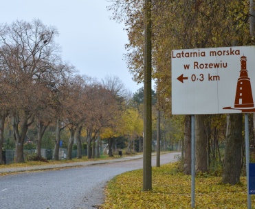 Od strony Jastrzębiej G&oacute;ry do latarni morskiej Rozewie jest około 3 km, przy szosie prowadzącej w kierunku do Władysławowa