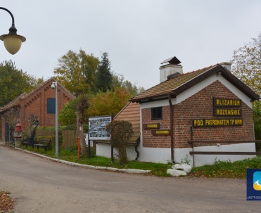 Na terenie latarni znajdują się budynki gospodarcze należące do latarnik&oacute;w. 