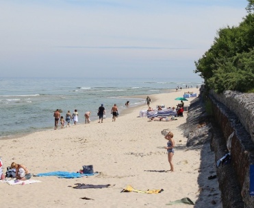 Plaża w Jastrzębiej G&oacute;rze jest kamienista od wschodu,, zaś piaszczysta na zachodzie.