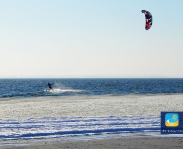 Jak widać kitesurfing można uprawiać r&oacute;wnież zimą.